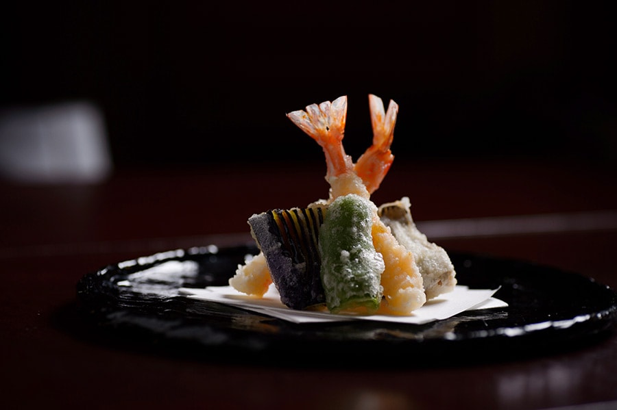 白大豆油で揚げたさらっと軽い天ぷらで素材の滋味が味わえる。