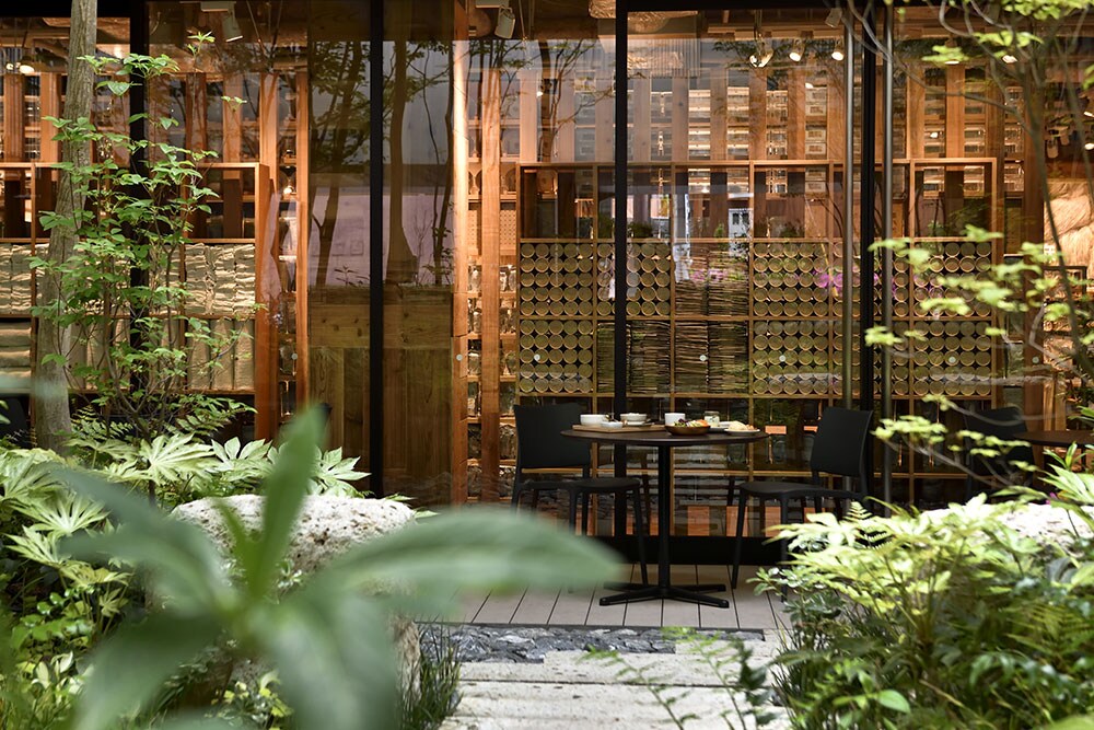 【ホテルメトロポリタン 鎌倉】中庭に臨む「Café&Meal MUJI」のテラス席。