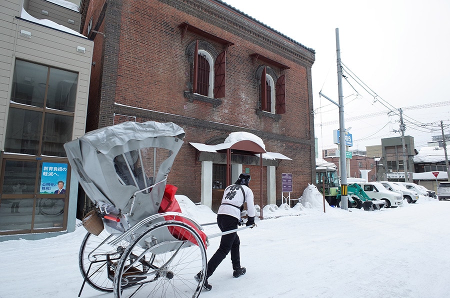 雪が降っても「えびす屋」が運営する小樽の観光人力車はスイスイ走っていた。