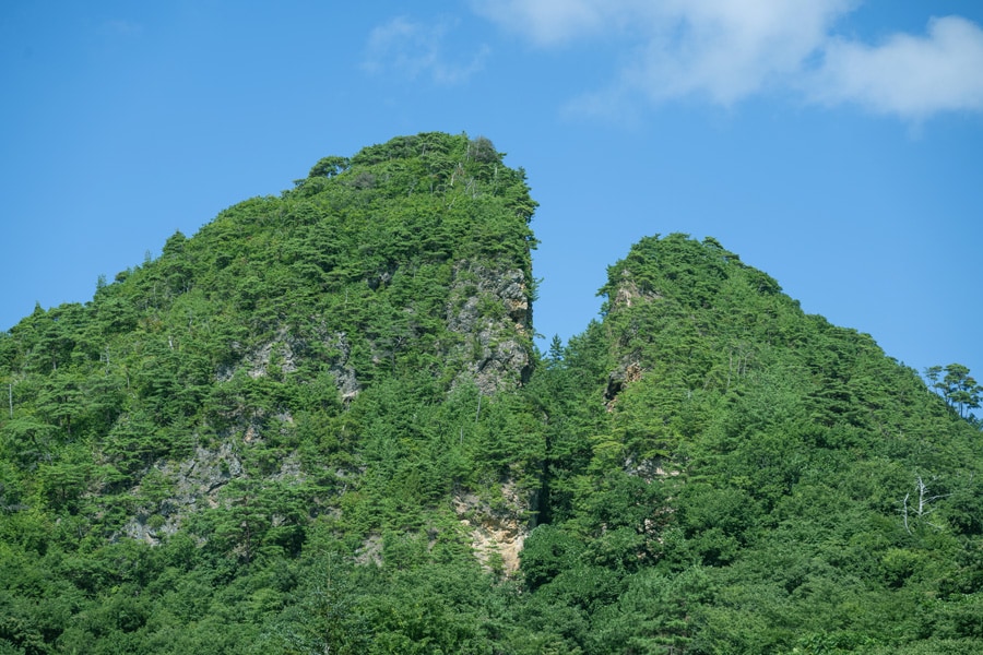 道遊の割戸。山を斧で2つに割ったように見える姿は、佐渡金銀山のシンボルに。