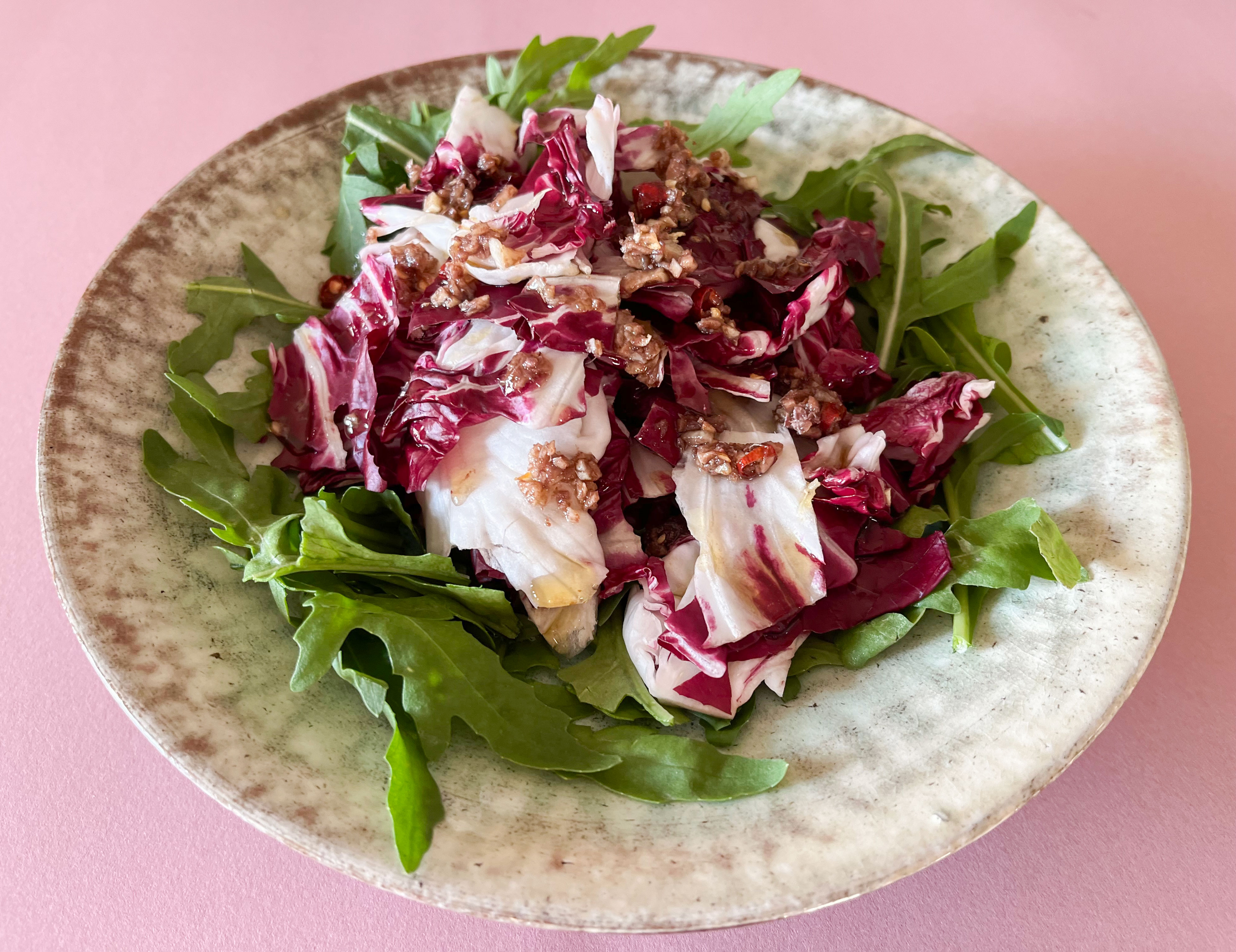 「トレビスのにんにくアンチョビソースサラダ」。