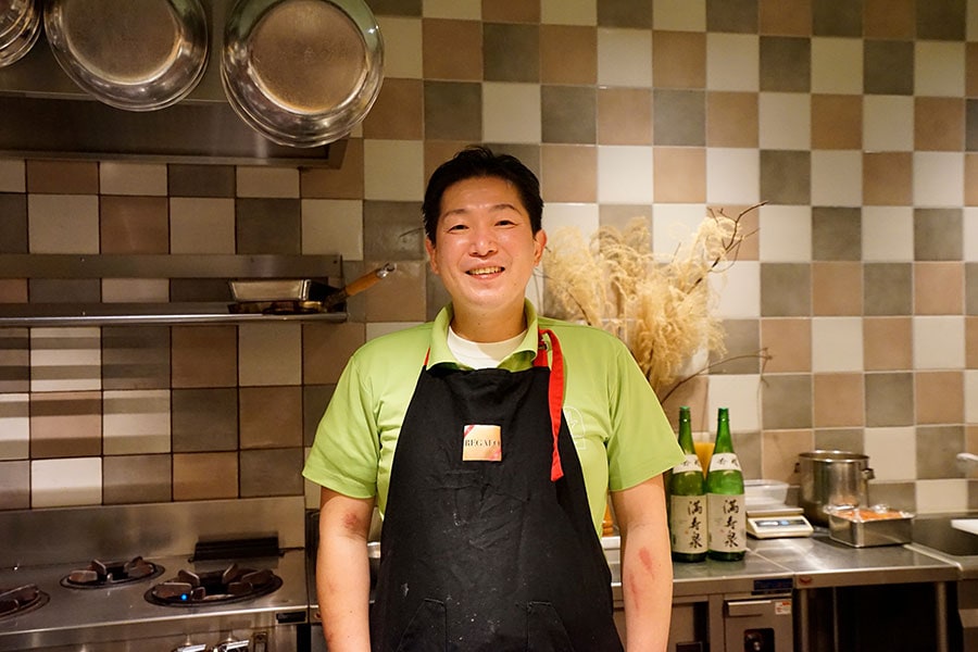 お店の火災という困難を乗り越えた穏やかな笑顔が印象的な、鈴木五郎シェフ。