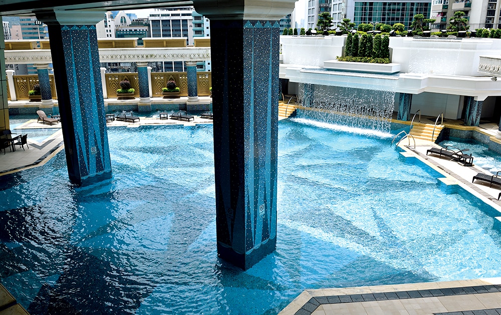 開放的な屋外プール。温水で年間通じて利用できる。