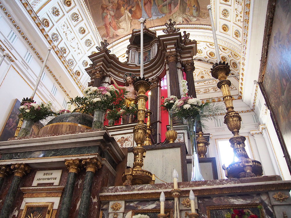 旧市街中心部に建つ14世紀創建のサン・ニコロ大聖堂。サン・ニコロ像が見下ろす祭壇の奥にジュゼッペ・サレルノ作の《最後の晩餐》やクリプタには100体以上の見事な保存状態のミイラ像が並ぶ。