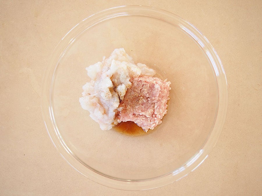 (2) むき海老を包丁で細かくミンチにします。ボウルに鶏ひき肉、［A］の調味料とともに入れてよく混ぜます。