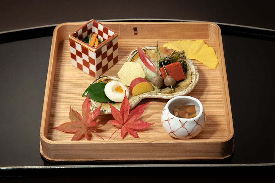 箱根の四季を美しく盛り込んだ懐石料理。
