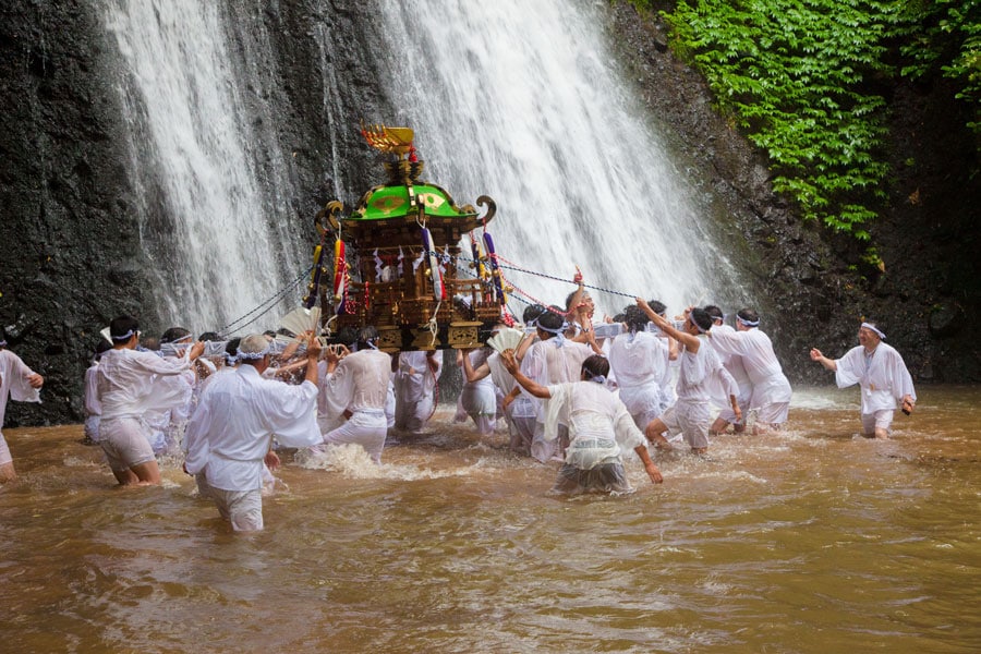 白瀑神社の「神輿の滝浴び」。