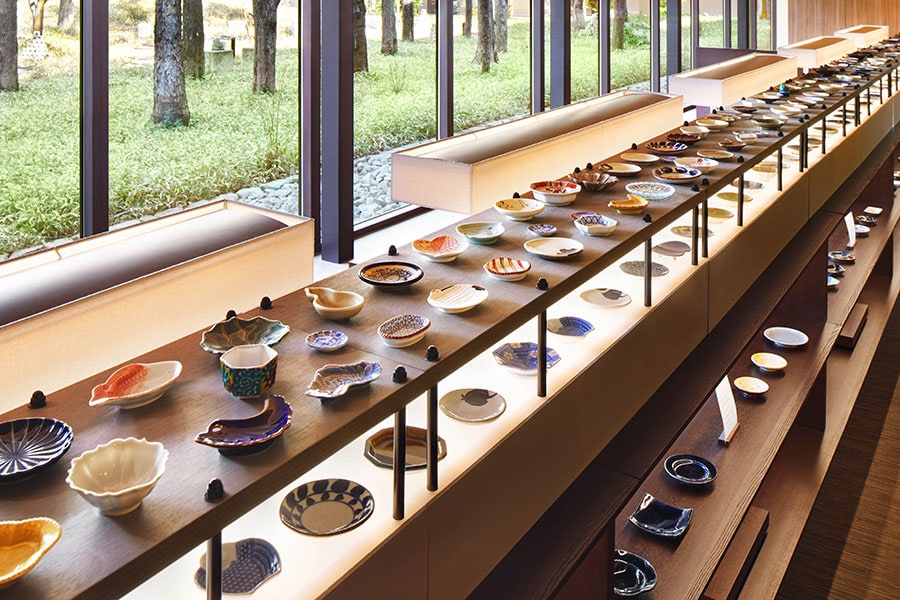 日本各地の器を手にとって楽しめる、豆皿ギャラリー。