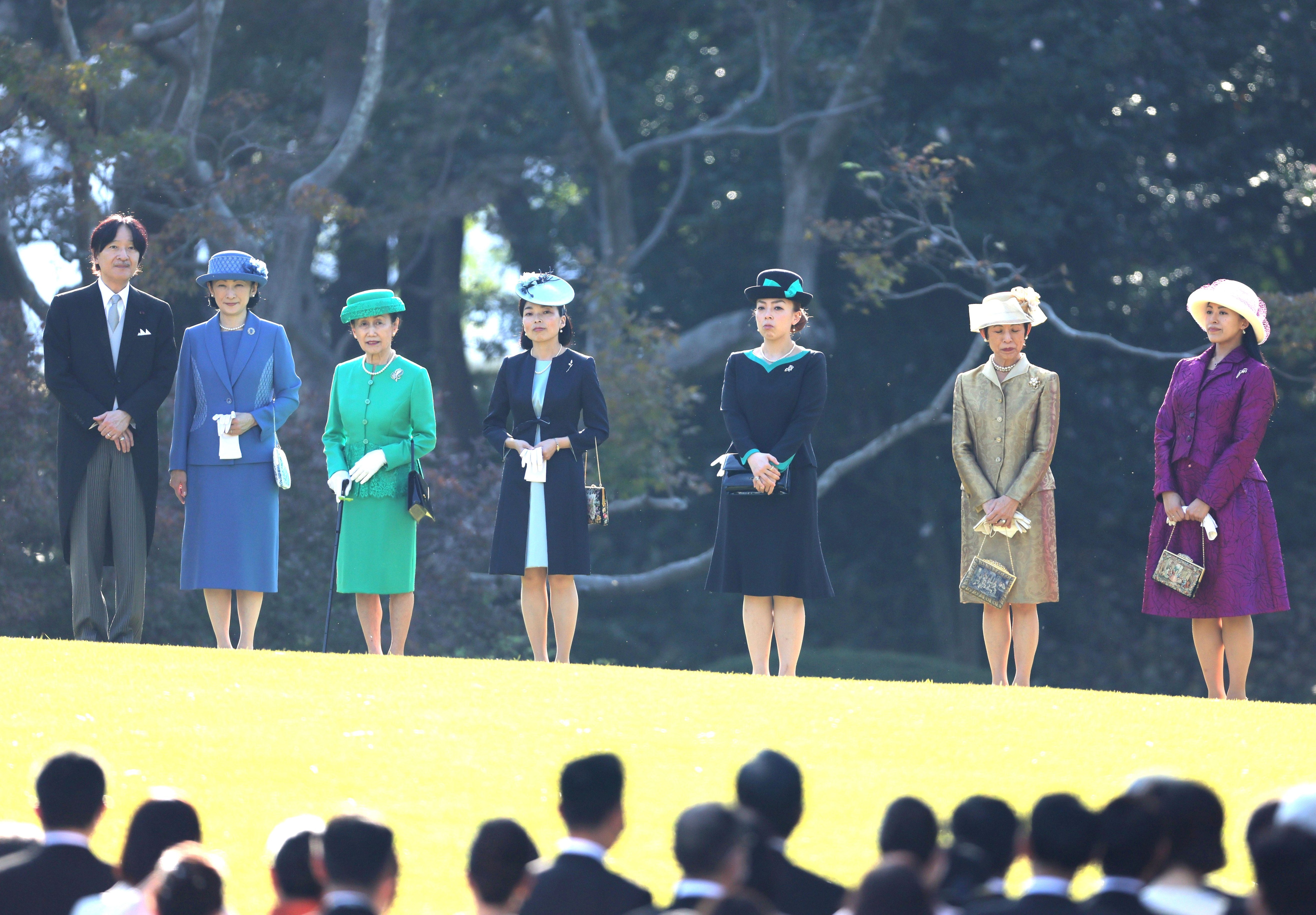 秋の園遊会での女性皇族と秋篠宮さま　©時事通信社