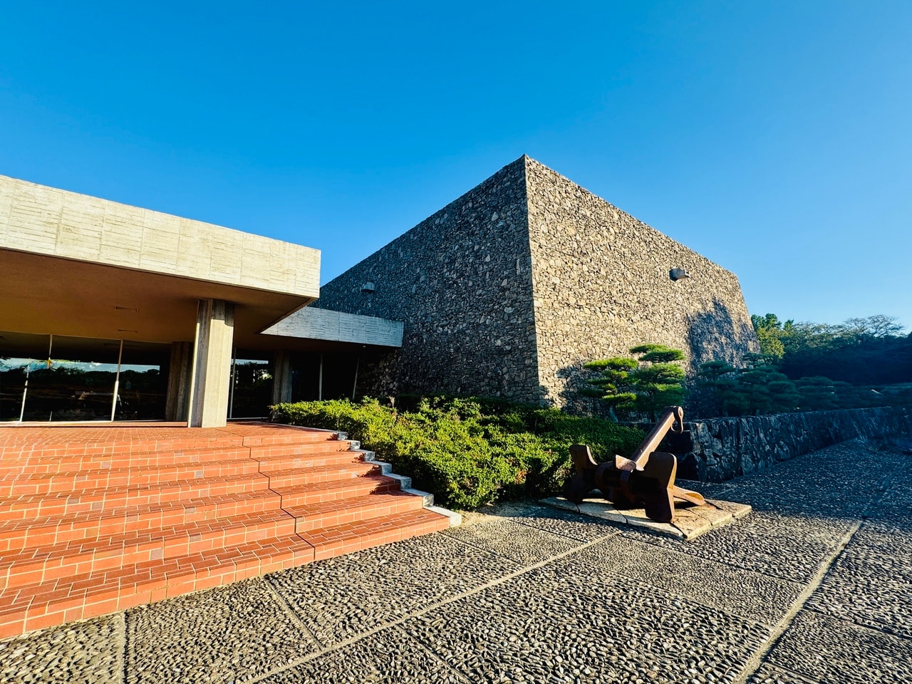 2024年に国重要文化財に指定された、日本建築学会賞(作品賞)を受賞した山本忠司氏の設計による建築。