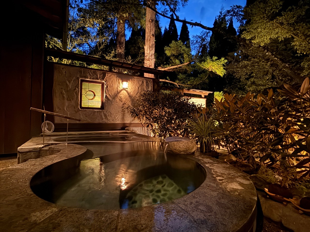 夜の露天風呂で心もデトックス。