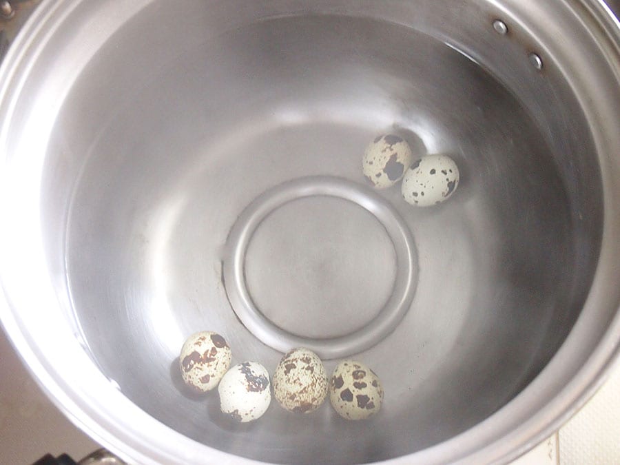鍋に湯を沸騰させ、うずらの卵を入れる。中火で6分加熱。