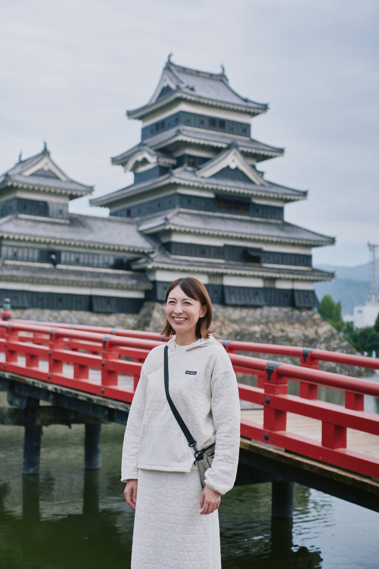 国宝松本城を擁する松本市。「文化香るアルプスの城下町」と言われるように、文化と自然が融合する町だ。W アリソンバレー™スカート 11,000円、W アリソンバレー™フーテッドプルオーバー 11,000円、グレート スモーキー ガーデン™ショルダー 5,280円。全て コロンビア/コロンビアスポーツウェアジャパン