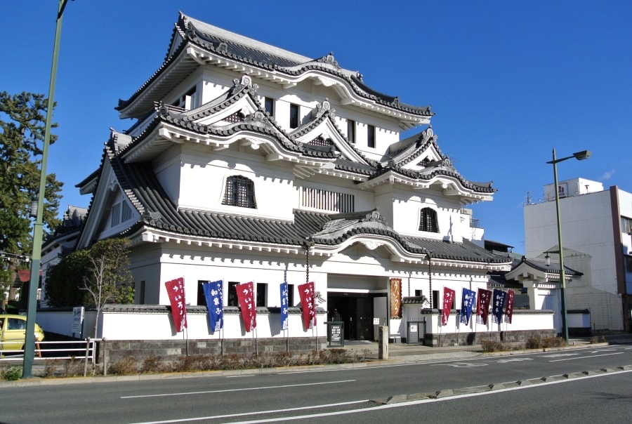 国道1号線沿い、ひときわ目を引く「ういろう」。和菓子店かと思ったら……。