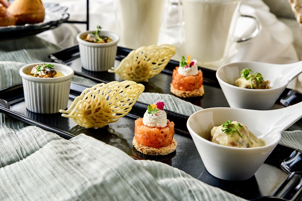 セイボリープレートには、伝統家庭料理や北欧の雰囲気を纏った温かみのある品々が並ぶ。