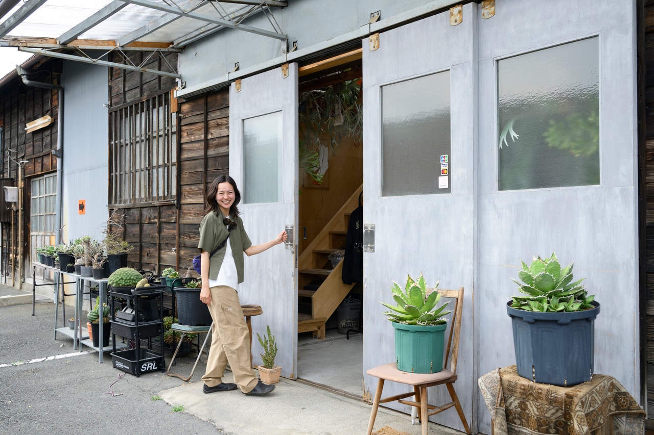 山を愛する吉岡更紗さんと、桐生の街を散策。吉岡さん着用：シャツ17,600円　中に着たTシャツ 9,900円　パンツ 27,500円　バッグ 17,600円／以上アークテリクス