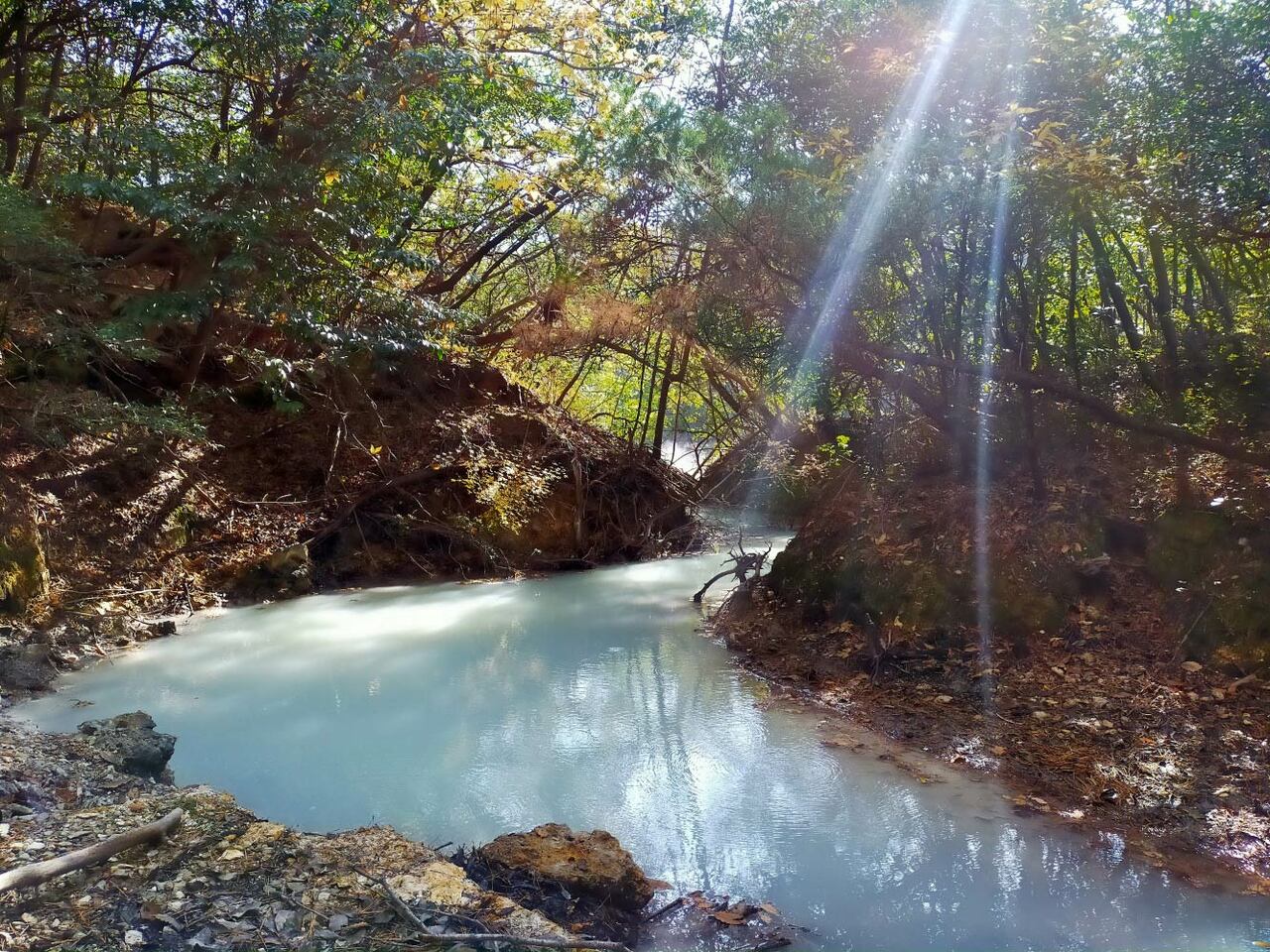 空に流れる天の川のような「通し川の湯」