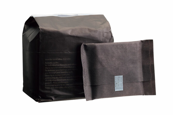 ナプキンといえばかわいらしいパッケージが一般的な中、“ナプキンにシンプルという選択肢を”というコンセプトで企画。初回の準備数量は3時間で完売する大反響だった。エリス 素肌のきもち 超スリム シンプルデザイン 23cm 20個入り 455円（編集部調べ）／エリエール