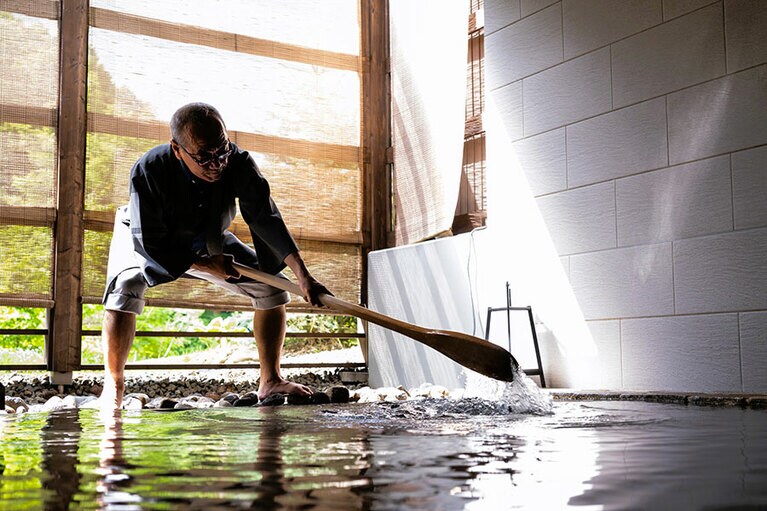 深夜でも入れるシャレーアイビー定山渓の温泉大浴場。温泉の成分がしっかりゆきわたるよう、湯守当番が湯もみを毎日行っています。