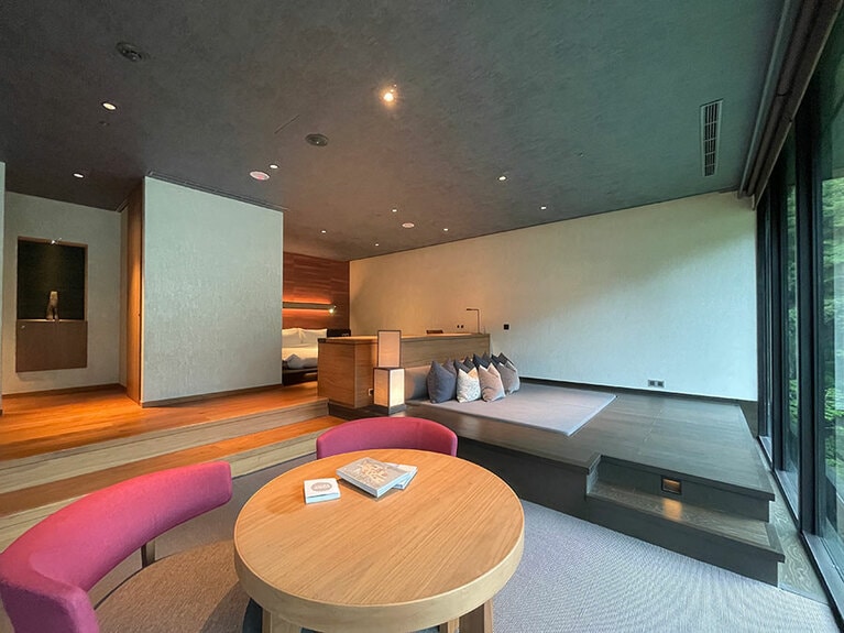 客室は全部で5タイプ。こちらは105平米の「月見」という客室。客室は広いだけでなく、細部にまで疲れを癒やせるような工夫が施されています。