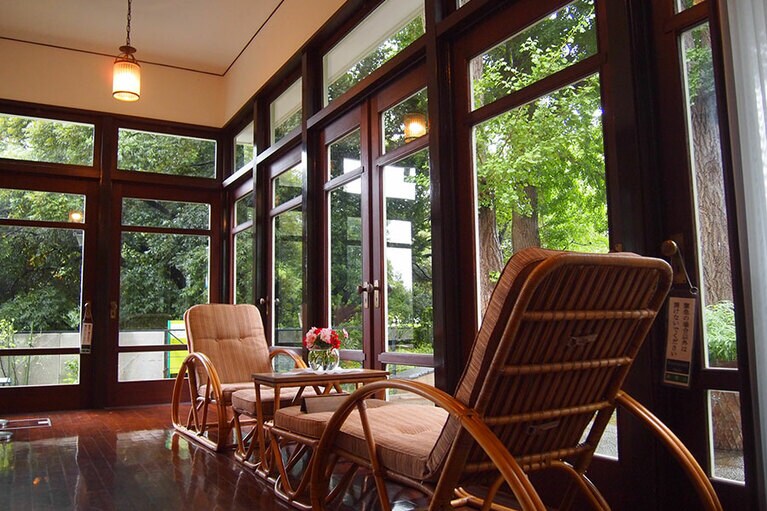 エリスマン邸庭を眺める1階サンルーム。