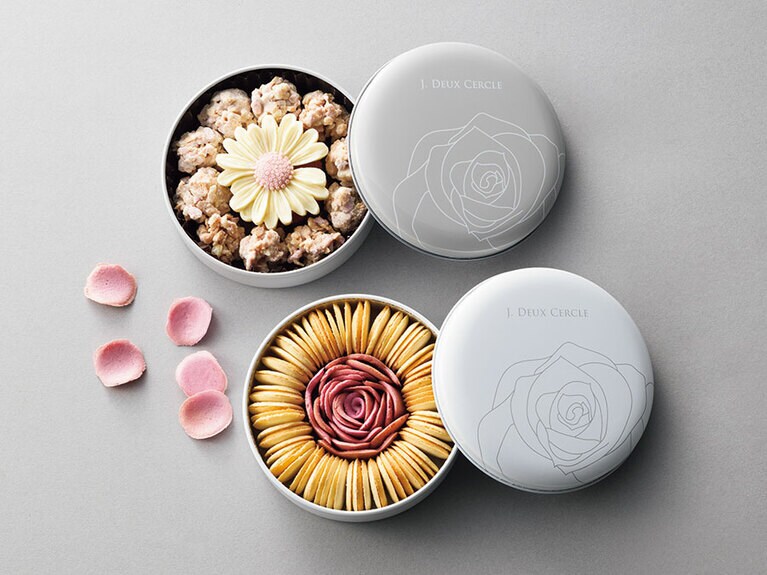 ラングドシャ リングバニラ（缶・下） 1,944円、ガーベラクランチ ホワイトチョコ（缶・上） 1,890円／J.DEUX CERCLE