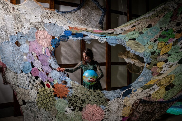 オープニングセレモニーでは、オープニングアクトとしてエヴァ・ぺトリッチのパフォーマンスアートが披露された。