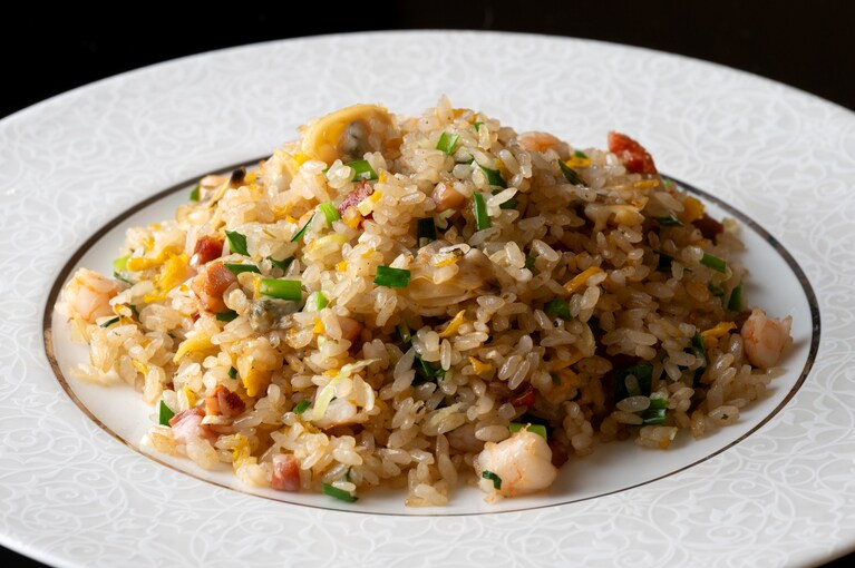 魚介の旨みをたっぷりまとわせながら、しっとりと仕上げるところに卓越した料理人の技が光る「南園特製あさり入りチャーハン」2,300円。