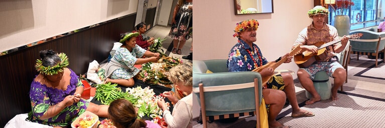 幸せそうなママたちが、せっせとヤシの葉で帽子を作っては渡していきます（左）。陽気なウクレレやギターの音が流れています（右）。