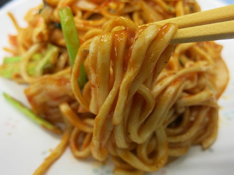 麺は沖縄そば。小野瀬さんは沖縄そばが大好き。