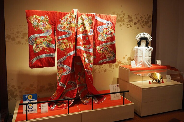 お姫様の美しい衣裳や鬘が展示されている。