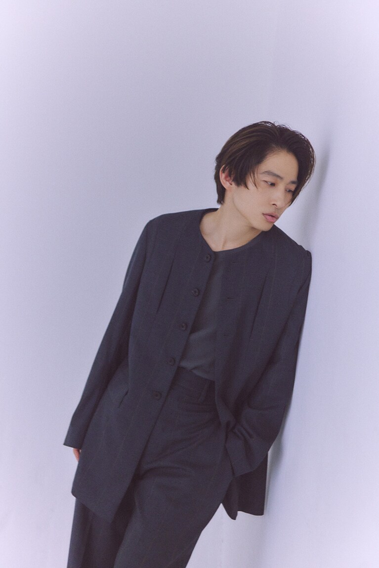 ジャケット 88,000円、パンツ53,900円／コール　(ダフオフィス 03-6303-2591)、靴 72,600円／アデュー　(バウ インク 070-9199-0913)、ネックレス155,100円／プリュイ　(プリュイ トウキョウ 03-6450-5777)、その他／スタイリスト私物