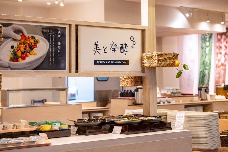 無添加で身体にやさしい料理を自由に選んで食べることのできる「EMウェルネス暮らしの発酵ライフスタイルリゾート」の朝食バイキングは地元の人にも大人気。