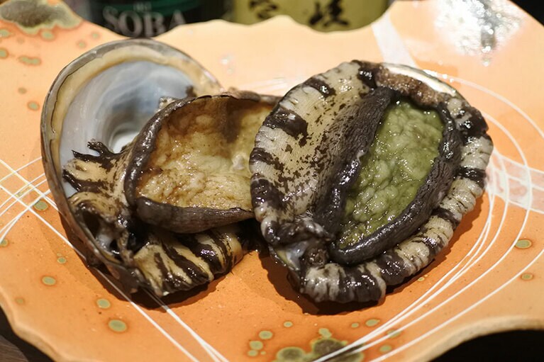 立派な黒あわび。炭火焼としゃぶしゃぶでいただきます。