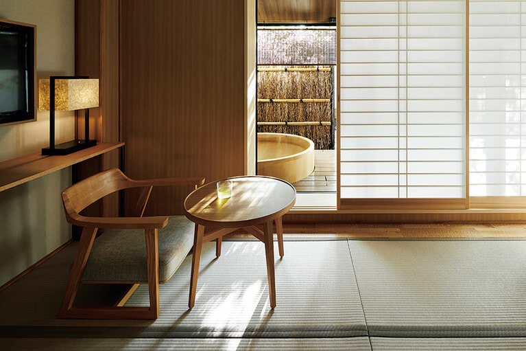 温泉ではないが、露天風呂付き客室も。