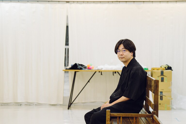 「忘れられてしまった記憶へ目を向けたい」ポッドキャスト演劇に挑戦するロロ・三浦直之が新作『まれな人』にかける思い。稽古風景。