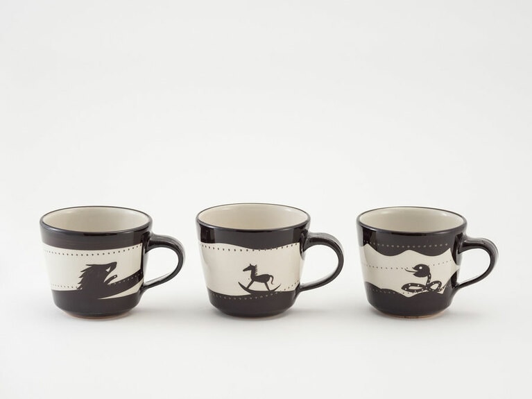 日常使いにぴったりな手頃さとデザインで、「用の美」と称される。