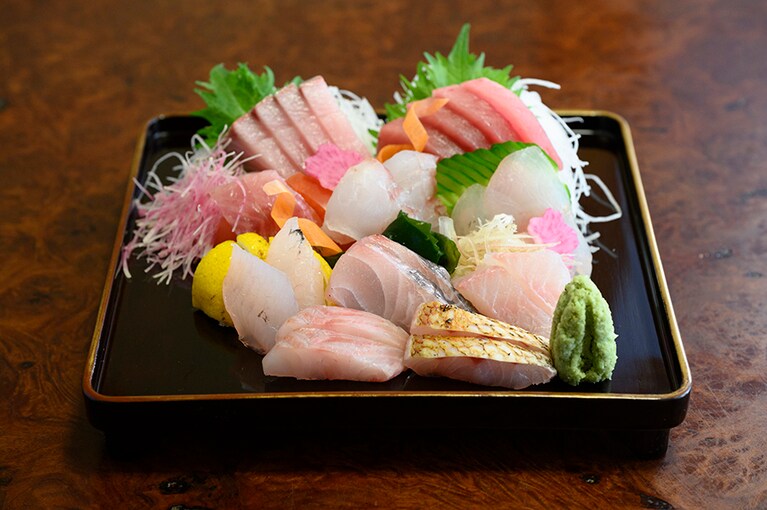 佐渡産の魚のみで盛り付ける、活け締めを施し、丁寧に処置されたこだわりのお造り「佐渡産 刺身盛合せ」2,400円。