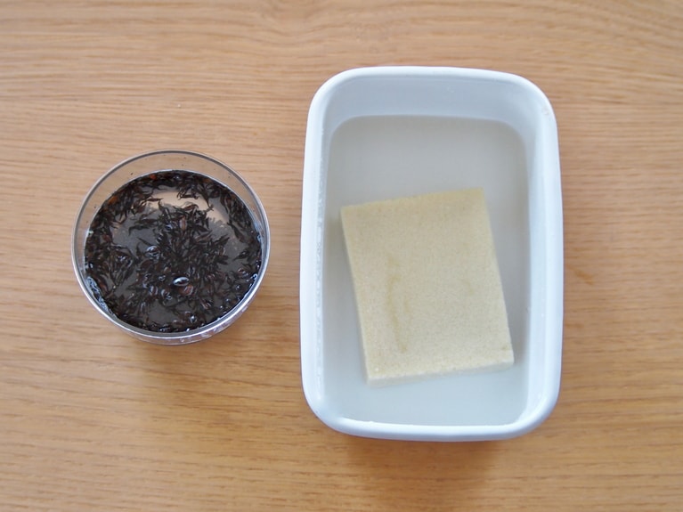 ひじきと高野豆腐は水に浸す。