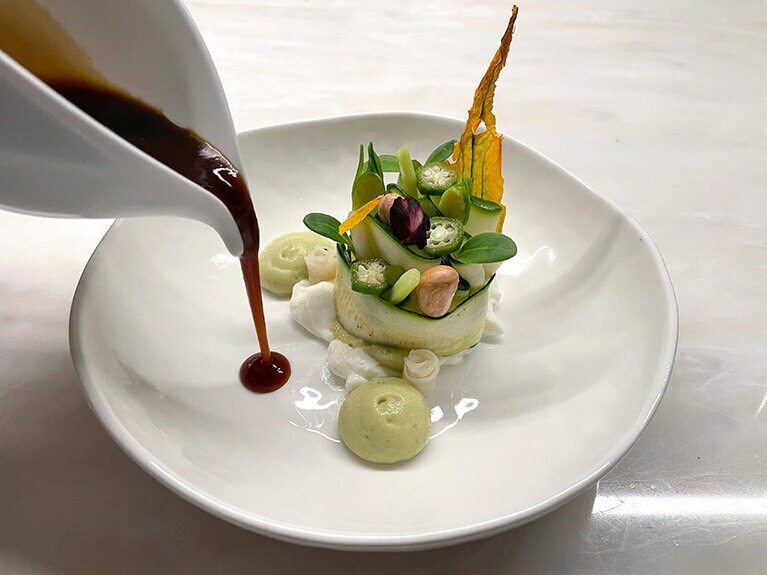 「《花藝師》The Florist」と名付けられた料理には、ズッキーニ、食用フラワー、マコモダケ、オクラにリコッタチーズも使われています。