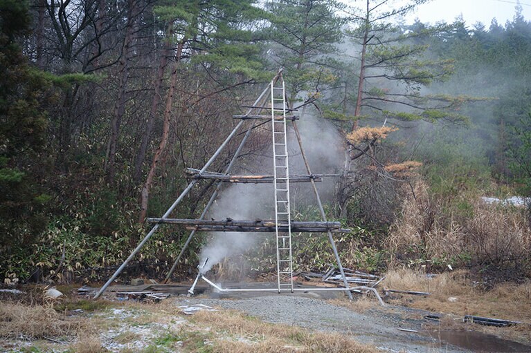 敷地内の自家源泉の湯けむりがもうもうと立ち上ぼり、あたりいっぱいが硫黄の香りに包まれます。