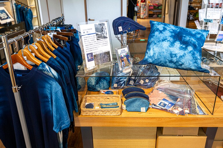 1階のマーケットプレイスでは、地元の藍染め職人による雑貨も販売。