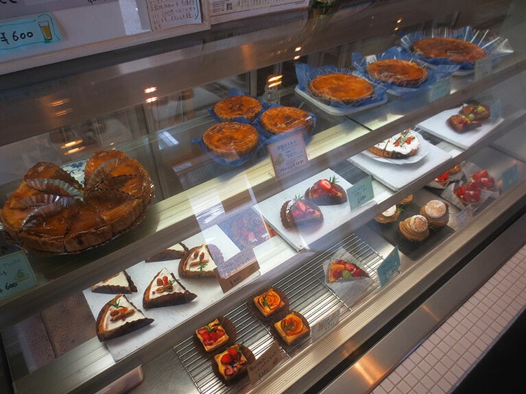入り口すぐに、本日のタルトが並ぶショウケース。「洋梨のタルト」は最上段に。カット 600円、プチホール 1,380円、小ホール（直径16センチ） 2,780円、大ホール（22センチ） 5,200円。