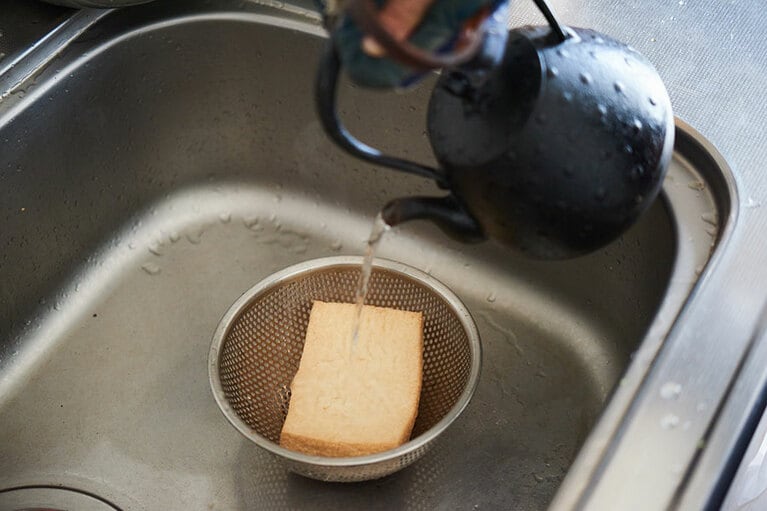 厚揚げは一度熱湯にくぐらせ、油切りします。