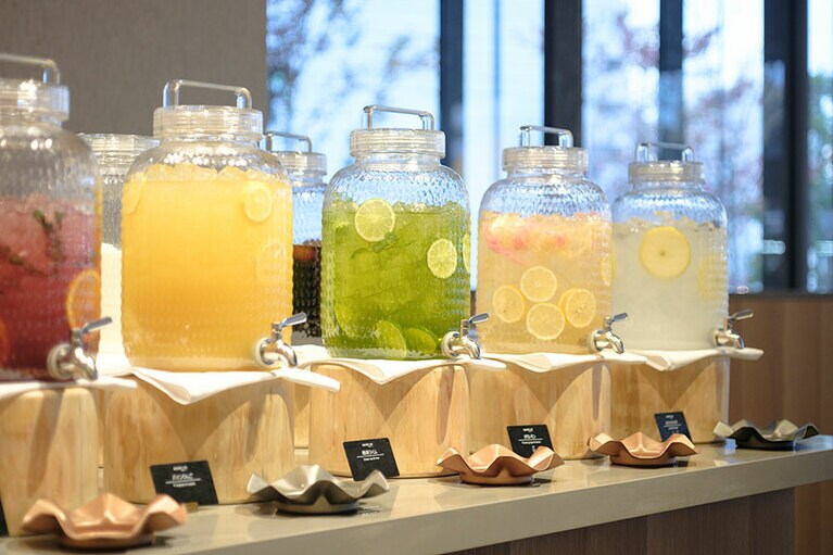 華やかなフレーバーウォーター5種。大阪発祥のガリチューハイを元に考案されたという「ガリレモン」がイチオシ。