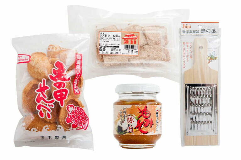 左から時計回りに：亀の甲せんべい 113円、当ノ蔵餅屋 クズ餅 小 110円、野菜調理器 蜂の巣 880円、油みそ 198円。