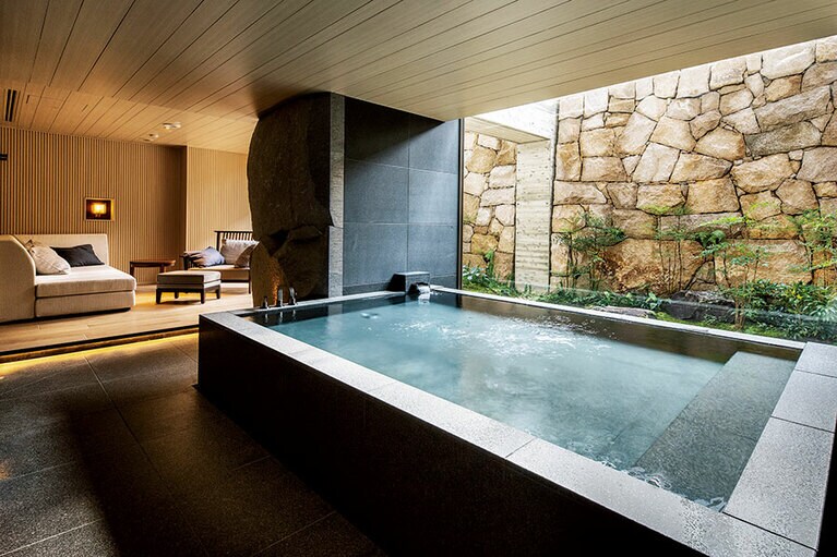 坪庭付きの貸切り温泉ルームも。