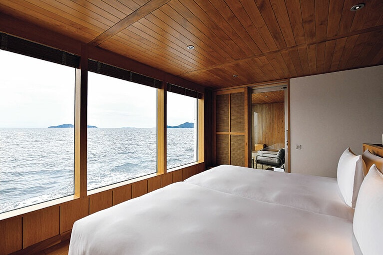 テラススイート 露天風呂付きのベッドルーム。