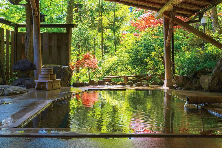 緑あふれる貸切露天風呂「母里の湯」は心身浄化の心地よい温泉。