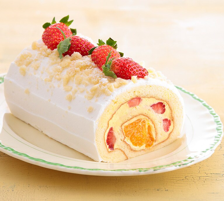 「パティスリー キハチ」季節のロール　ストロベリー＆シトラスロール(14cm) 2,268円。